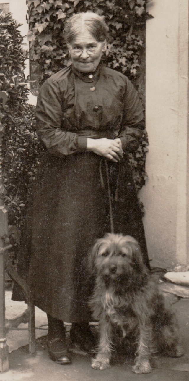 Clara Woolgar nee Dawson 1858-1949 with Mephistopholes 1927.JPG